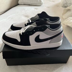 Jordan Men's Black and White Sneakers